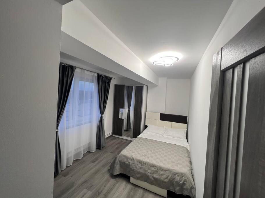 Lovely Flat With Bathtub 5 Mins From Center Craiova Exterior photo