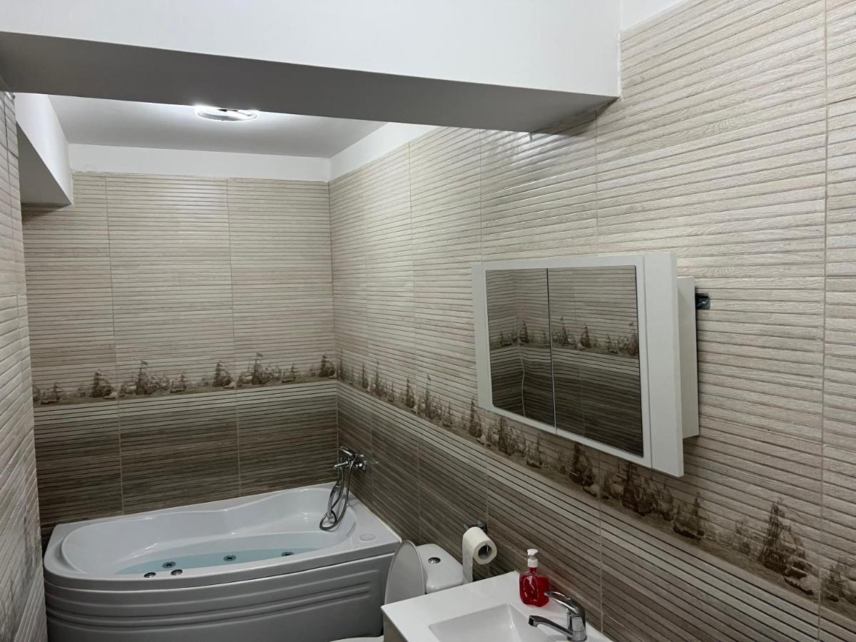 Lovely Flat With Bathtub 5 Mins From Center Craiova Exterior photo