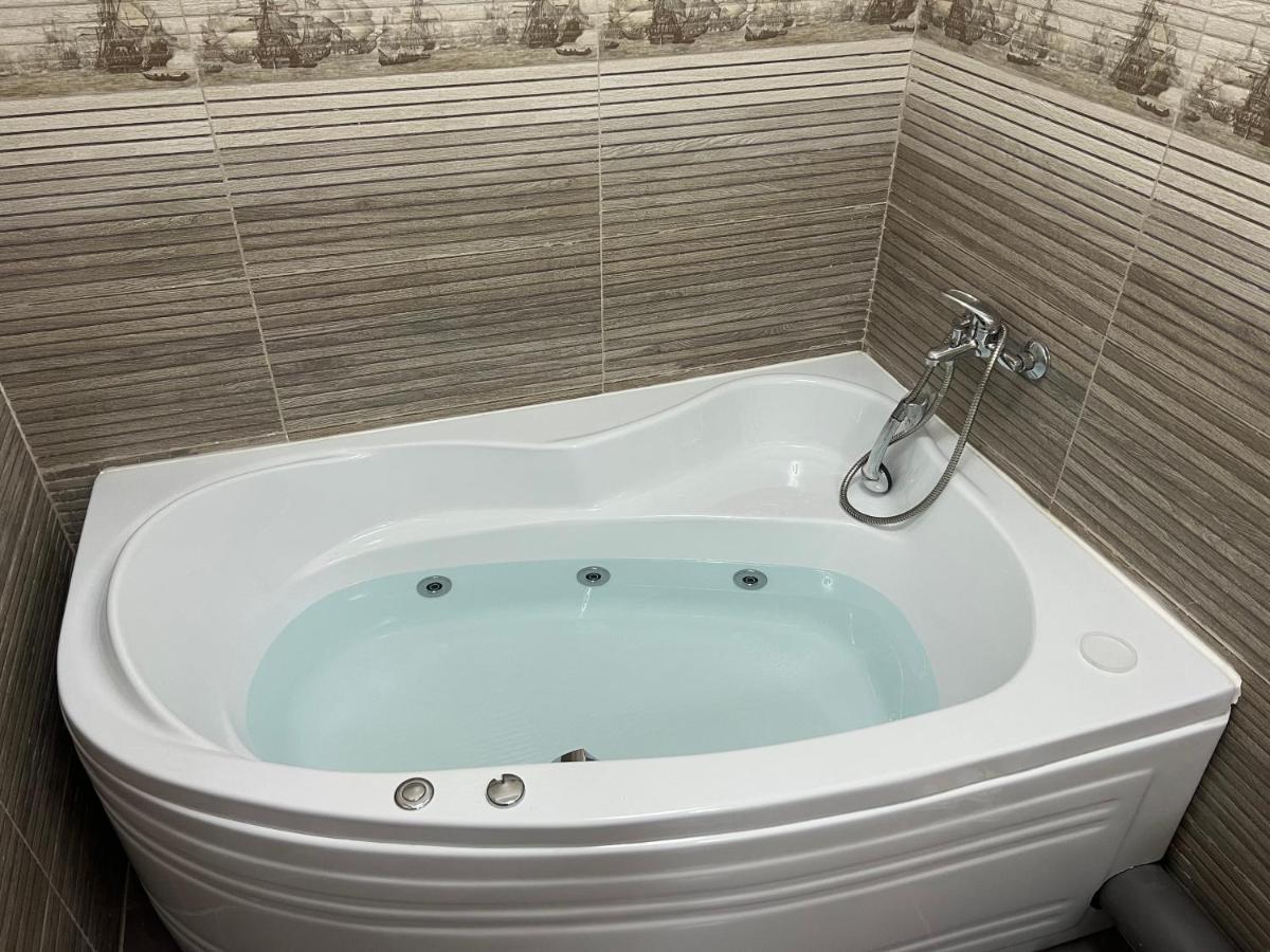 Lovely Flat With Bathtub 5 Mins From Center Craiova Exterior photo